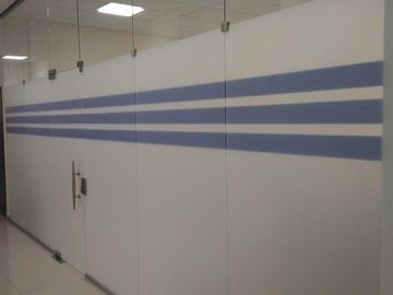 Тонированеи перегородок пленкой Matte White и Blue 15