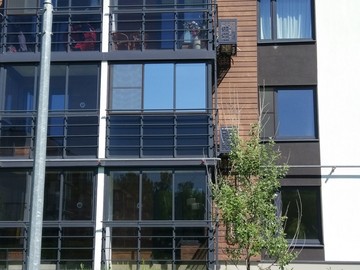 Установка солнцезащитной пленки на окна балкона
