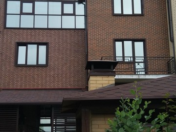 Установка зеркальной солнцезащитной пленки на окна зимнего сада в загородном доме